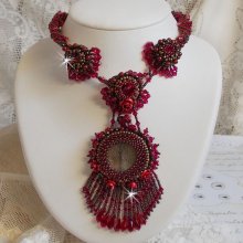 Collana Rubby One ricamata con cristalli Swarovski e un cabochon in ceramica